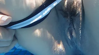 Milf muestra concha en piscina